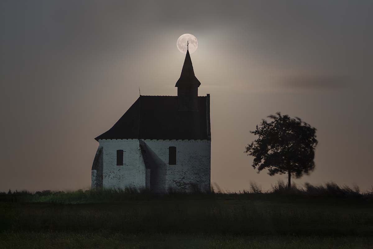 Volle maan bij Kapel Try-ay-Chêne
