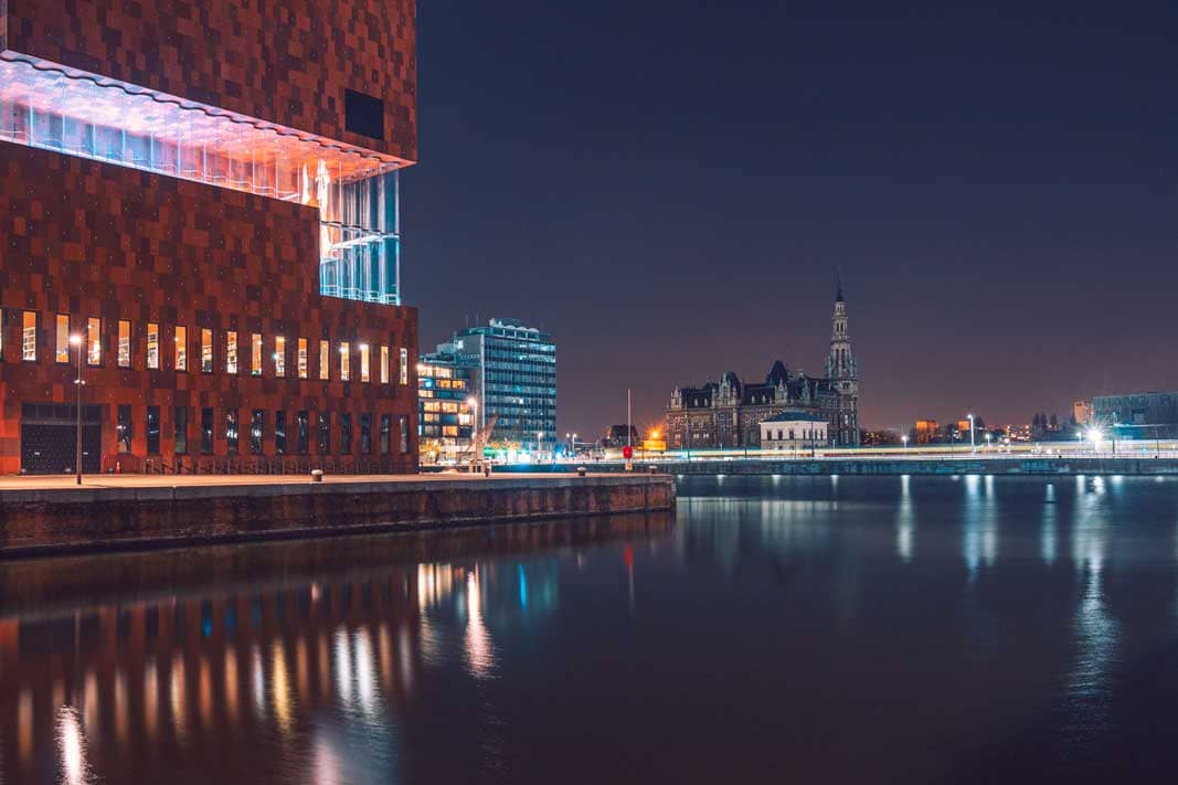 Foto met lange sluitertijd van het MAS en het gebouw van het Loodswezen in Antwerpen