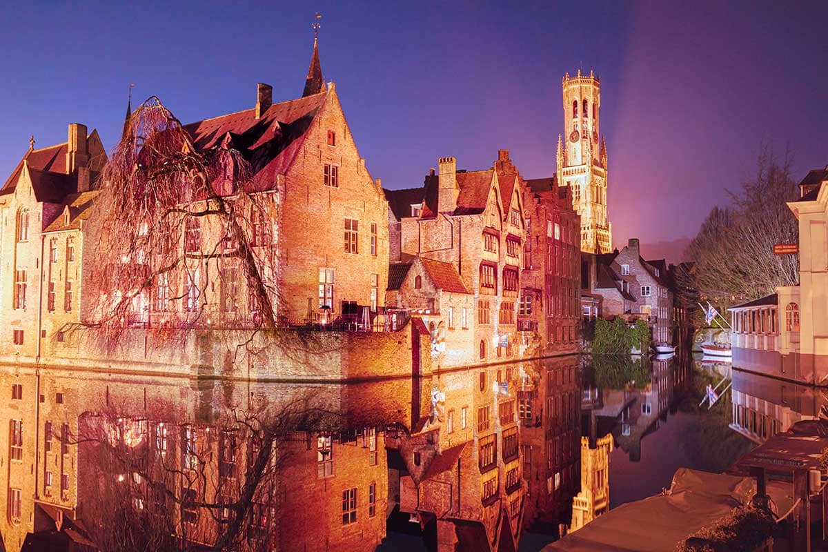 De Rozenhoedkaai bij nacht: Het beroemdste plekje van Brugge