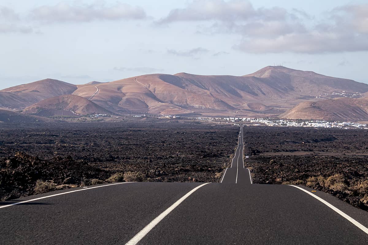 Hobbelige weg van Timanfaya naar Yaiza | Landschap | Reisfotografie